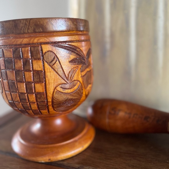 Mortar and pestle set in wood. Carved decorated, great grinding flavor. - Picture 9 of 11